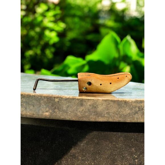 Vintage Wooden Shoe Stretcher-Mold-Ladies Large Size 8-11-Iron Handle-Rustic - Picture 1 of 5